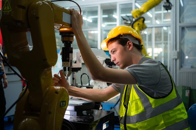 Foto tecnico che mantiene un piccolo braccio robot l'operazione di un piccolo braccia robot utilizzato nell'industria