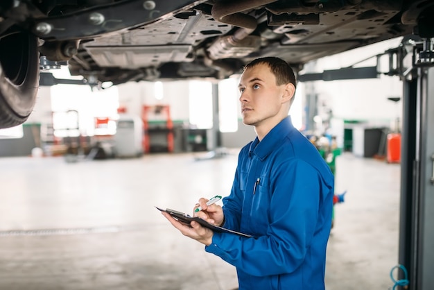 Technician with notebook fills the check list