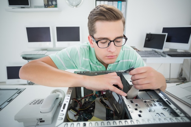 Техник, работающий на сломанном компьютере