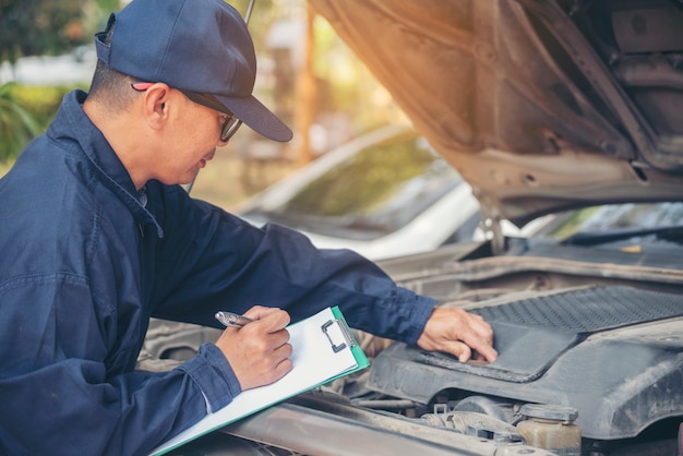 Officina tecnica riparazione motore autoveicoli servizio attività di ingegneria meccanica