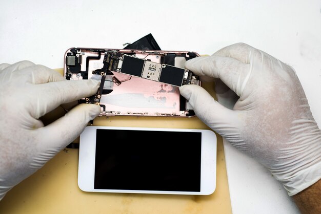 Photo technicians to fix mobile phones