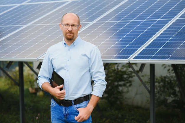 Technicus controleert het onderhoud van de zonnepanelen