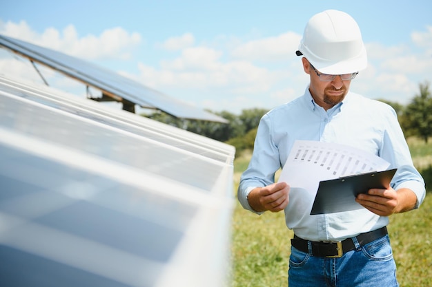 Technicus controleert het onderhoud van de zonnepanelen