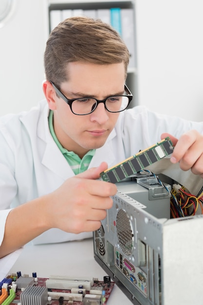 Technicus die aan gebroken cpu werkt