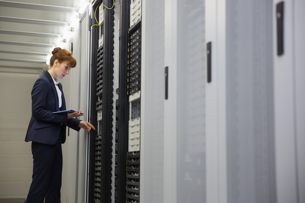 Foto technicus die aan servers werkt die tabletpc met behulp van