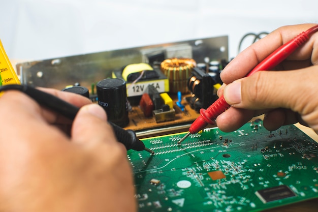 Technicus die een digitale multimeter gebruikt om te meten