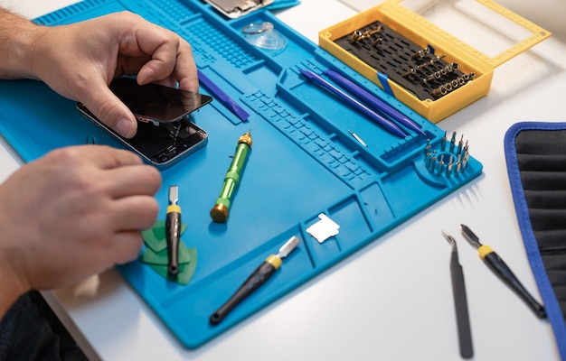 Technicus die gebroken smartphone repareert
