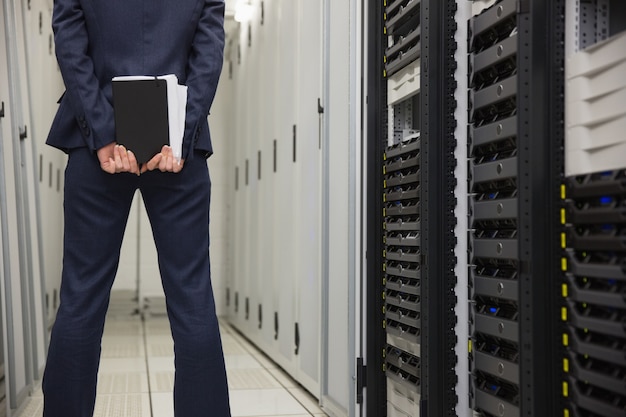 Technicus die zich in servergang bevindt
