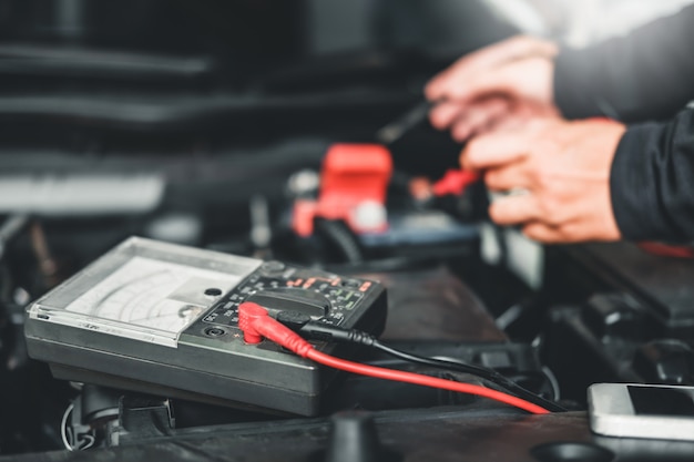 Technicus Handen van automonteur die in autoreparatie werkt