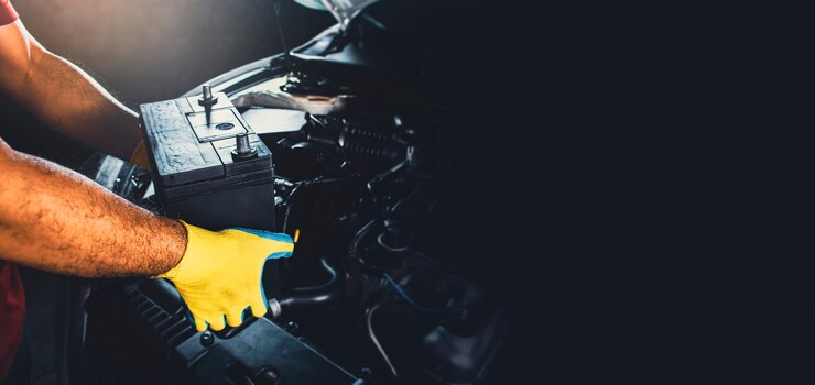 Technicus heeft nieuwe batterij van de auto vervangen door kopieerruimte