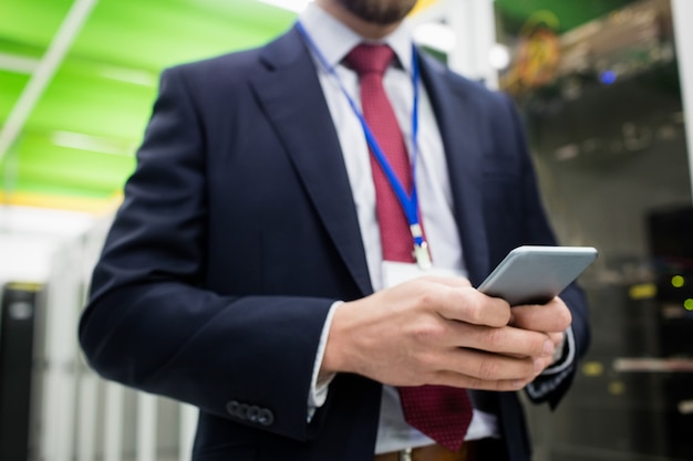 Technicus met behulp van mobiele telefoon