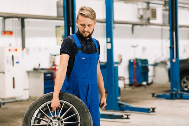 Technicus met wiel in winkel