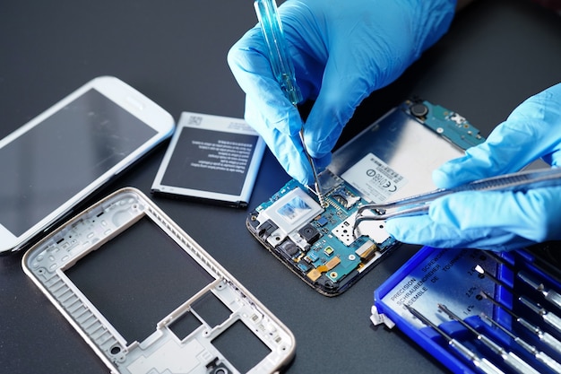 Technicus repareren micro circuit moederbord van smartphone.