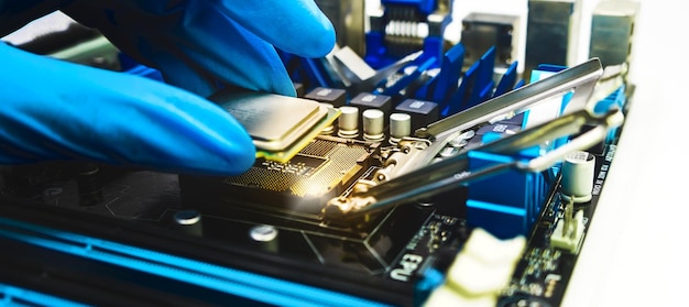 Technicus sluit CPU-microprocessor aan op moederbordsocket Workshopachtergrond