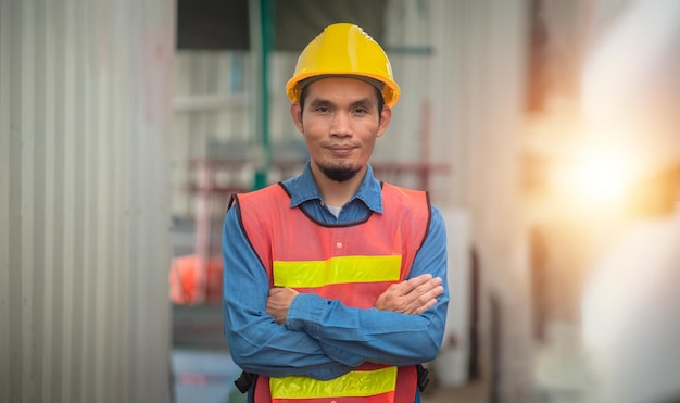 Technicus workman filipijnen in azië die onderhoudsmachine controleert bij de productie van industriële aziatische ingenieur indonesische werknemer werknemer die metalen zware fabrieksfabriek werkt