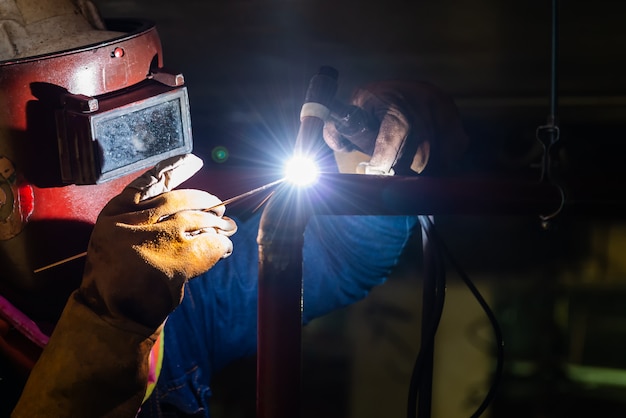 Foto technicuslaserstaal met gas in het productiegebied