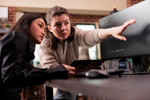 Technische ingenieurs analyseren html-code op computer, plannen kunstmatige intelligentieproject. Webontwikkelaars die werken aan machine learning-software, teamwerk doen om programmeersoftwaretaal te plannen