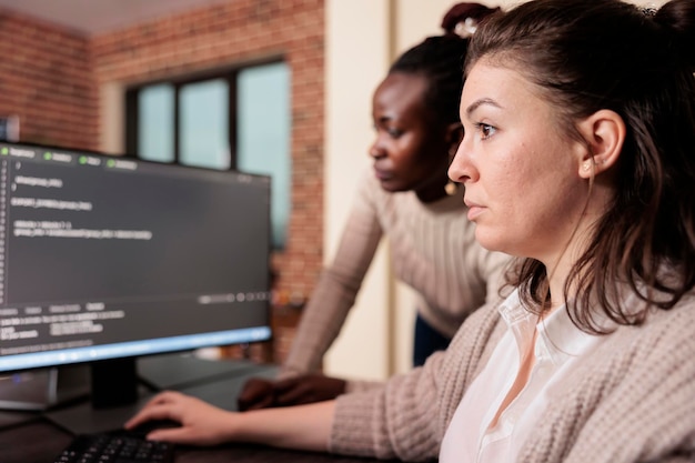 Technische ingenieurs werken aan terminalvenster met html-script, typen servercode op computer, zittend aan bureau in big data room. Softwareontwikkelaars programmeren gebruikersinterface in IT-ontwikkelingsbureau.