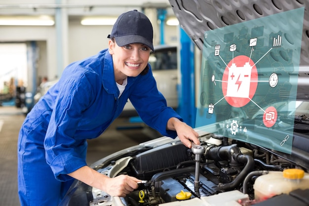 Technische interface tegen glimlachende monteur die aan auto werkt