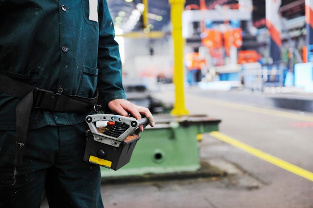 technische mensen manofacturing industrie met grote moderne computer mashines