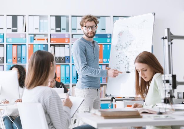 Technische studenten die samen ideeën bespreken