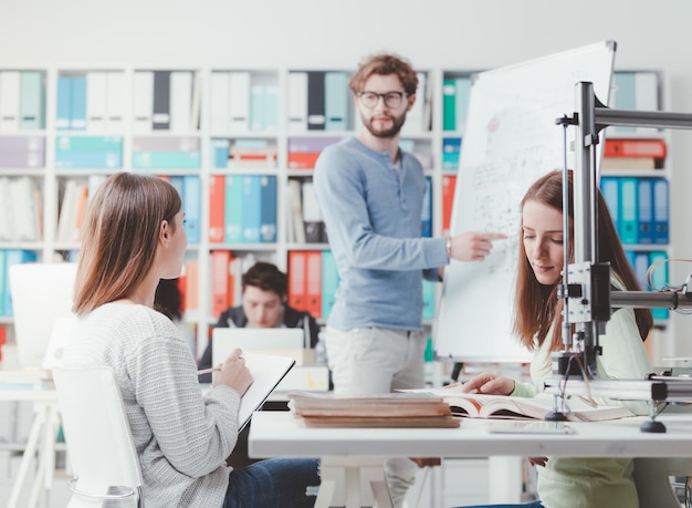 Technische studenten die samen ideeën bespreken