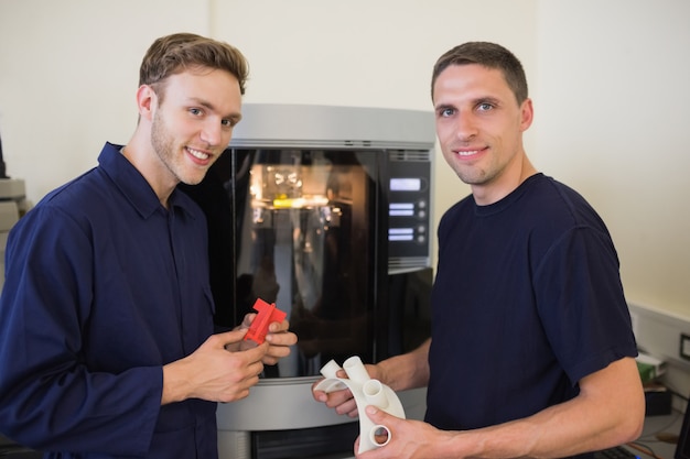 Technische studenten met behulp van 3D-printer