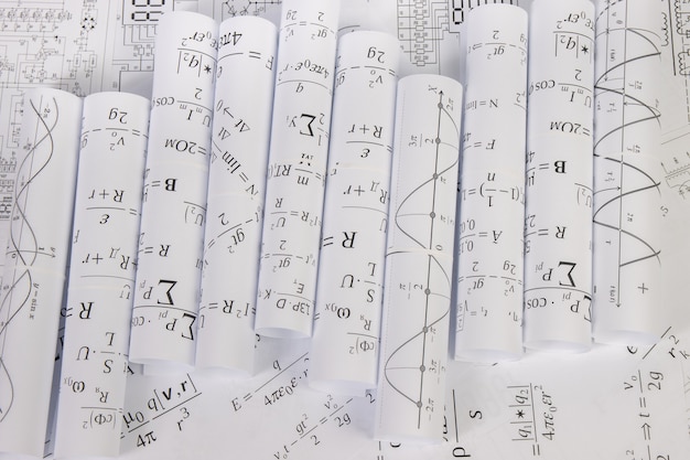 Technische tekeningen met wiskundige elektrische formules en grafieken