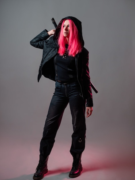 Techno cyber punk stijl futuristische ninja vechter jonge vrouw met roze haar