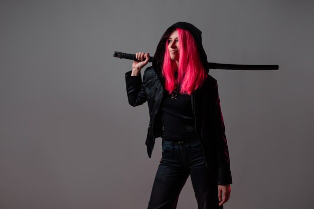 Techno cyber punk stile futuristico ninja giovane donna con i capelli rosa