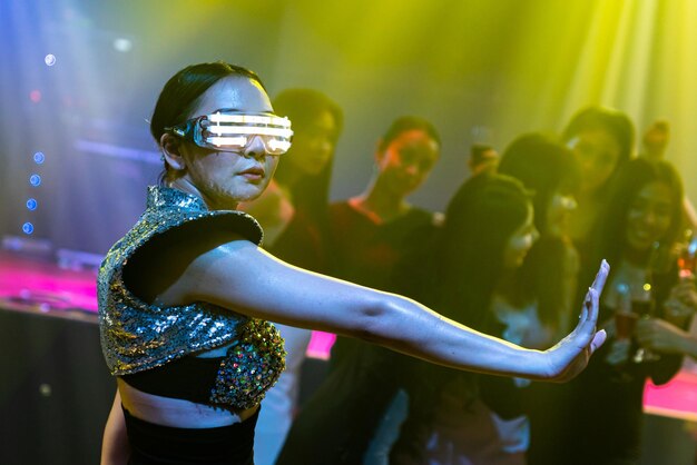 Technodanser in nachtclub die danst op het ritme van muziek van DJ