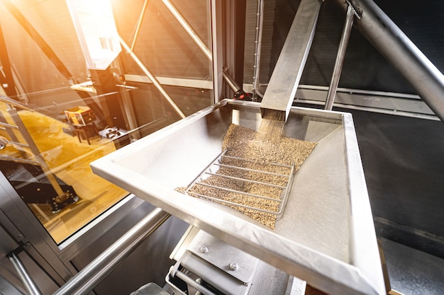 工場で麦芽種子を粉砕する技術的プロセス