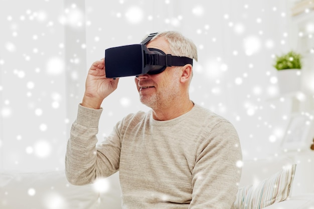 Foto technologie augmented reality entertainment en mensen concept oudere man met een virtuele headset of 3d-bril die thuis videospelletjes speelt over sneeuw