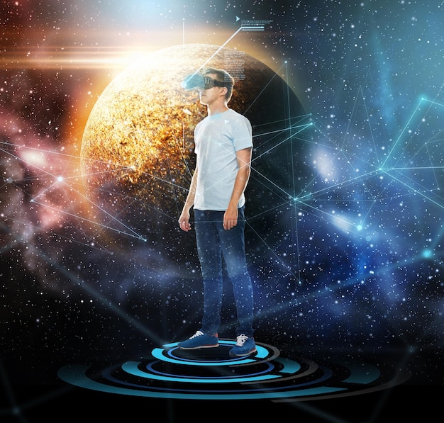technologie augmented reality netwerk en mensen concept jonge man met virtuele headset of 3D bril over planeet en ruimte achtergrond