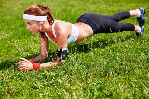 technologie fit natuurlijke jonge brunette