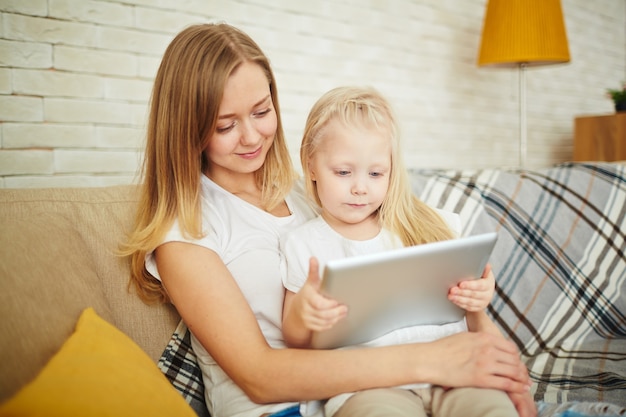 technologie jong nieuwsgierig peinzend meisje