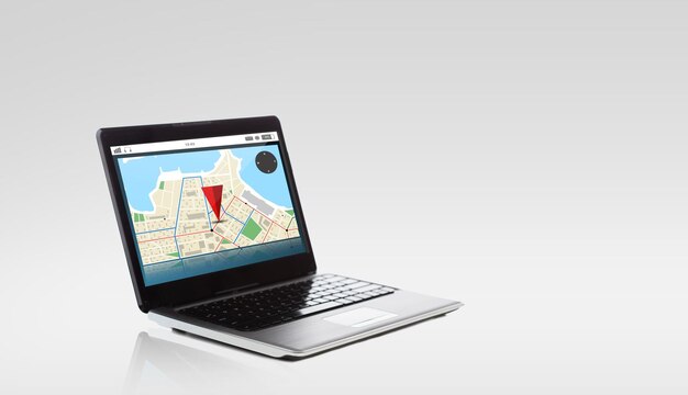 Foto technologie, navigatie, locatie en advertentieconcept - laptopcomputer met gps-navigatorkaart op het scherm