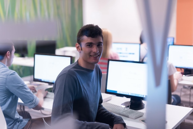 technologie studenten groep in computerlab school klaslokaal bezig met