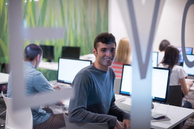 Technologie studenten groep in computerlab school klaslokaal bezig met