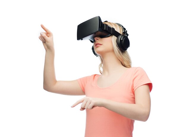 technologie, virtual reality, entertainment en mensenconcept - jonge vrouw met virtual reality-headset of 3D-bril die naar iets wijst of iets aanraakt