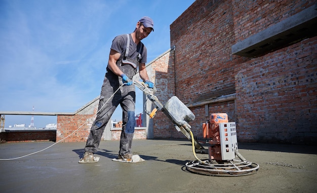 Technologie voor het slijpen van een klaar vloeroppervlak na installatie van de dekvloer