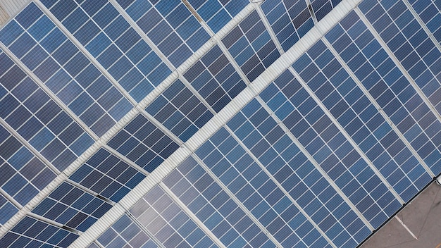 Technologie zonnecel zonnecel op het dak van de fabrieksindustrie zonnepanelen op het dak van de fabriek