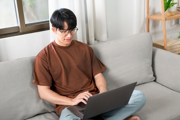 Technologieconcept De man die zich op het scherm van de laptop concentreert