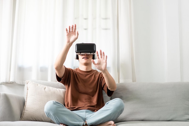 Technologieconcept de man met een virtual reality-headset