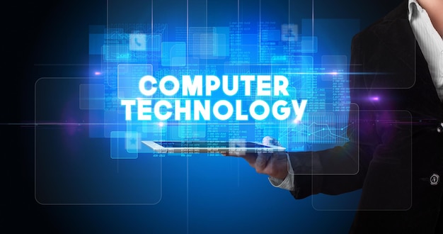 Technologieconcept voor personen die een tablet vasthouden