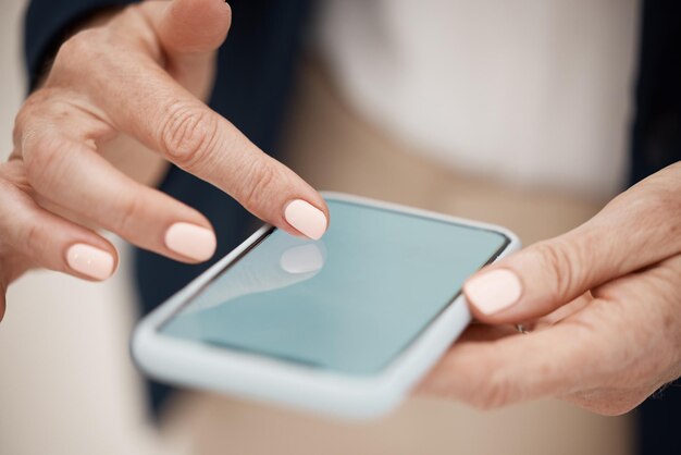 Technologiehanden en senior vrouw met een telefoonnetwerk op sociale media of internet Communicatie mobiel en close-up van oudere dame die onderzoek doet of op website scrolt met een smartphone