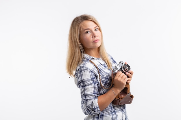 Tecnologie, fotografia e concetto di persone - giovane donna bionda con fotocamera retrò su superficie bianca con spazio di copia