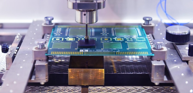 Foto technologisch proces van het solderen en assembleren van chipcomponenten op printplaat.