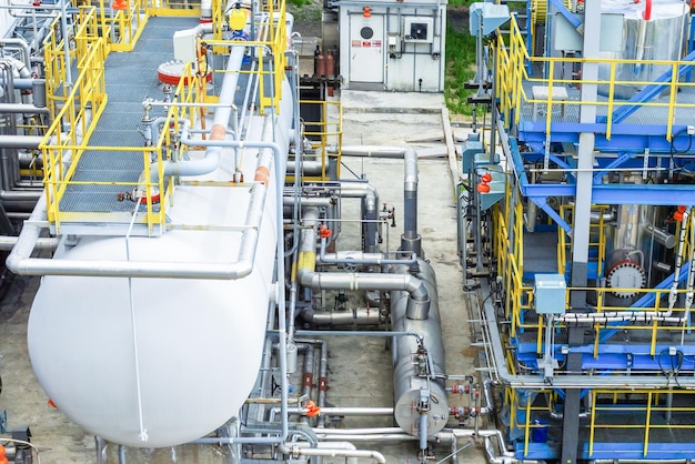 Technologische uitrusting van een gasverwerkingsfabriek op een zomerdag bovenaanzicht