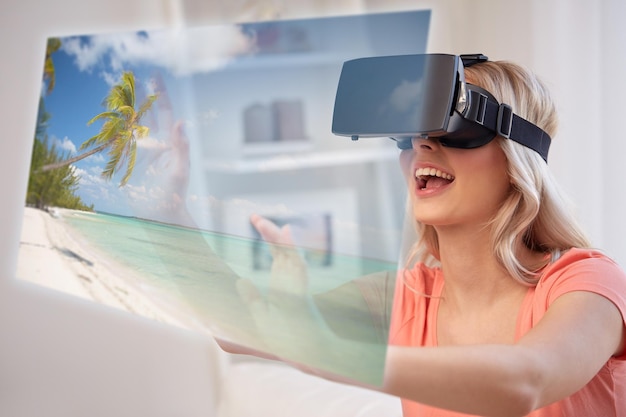 Фото Технологии, дополненная реальность, киберпространство, развлечения и концепция людей - счастливая молодая женщина в виртуальной гарнитуре или 3d-очках с экзотической проекцией тропического пляжа дома